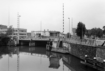 502506 Gezicht op de Vondelbrug over de Vaartsche Rijn te Utrecht.